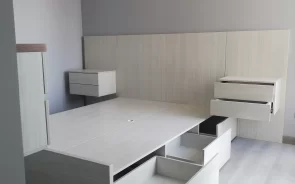 Cama con cajones acabado mate claro mesas de noche flotadas