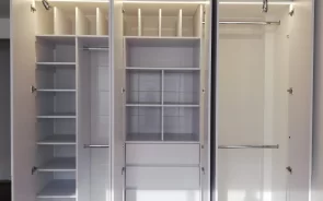 Closet blanco de 6 puertas colgaderos y repisas 