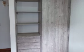 Closet sencillo con 2 puertas corredizas