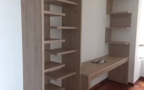 Escritorio estudio acabado claro y repisas biblioteca