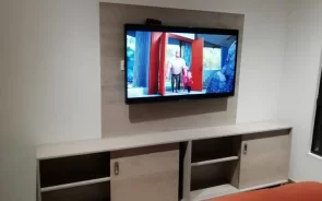 Mueble para TV con cómoda de puertas corredizas