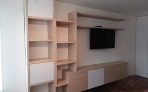 Mueble para tv con repisas y gavetas 