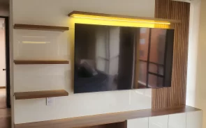Mueble para TV con repisas y luz cálida 